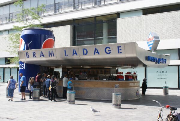 Snackbar met gigantisch Pepsi-blikje in Rotterdam.