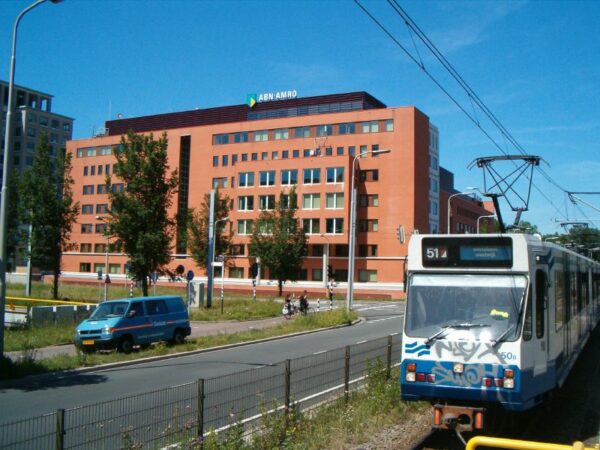 Sneltram 51 arriveert Amstelveen Centrum.