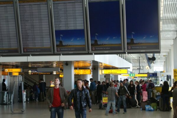 Spaanse reizigers verzameld in vertrekhal 2.