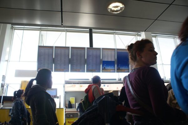 Spaanse reizigers verzameld in vertrekhal 2.