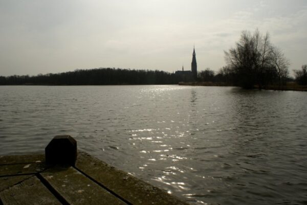 Steiger aan de Poel met Sint Urbanuskerk.