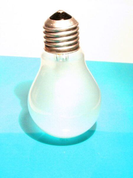 Gloeilamp op blauw transparantje, vormstudie.