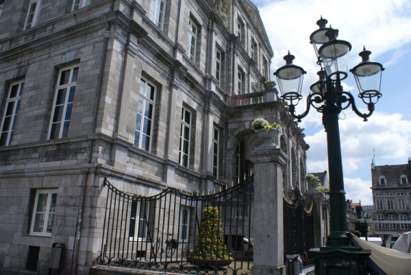 Stadhuis Maastricht met lantaarnpaal.