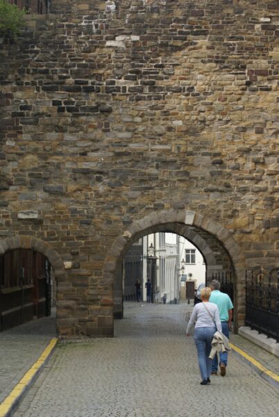 Oude stadsmuur en poort bij Sint-Servaastoren, Maastricht.