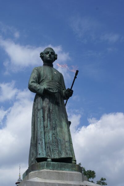 Jan Pieter Minckeleers standbeeld met fakkel op de Markt.