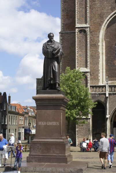 Hugo de Groot standbeeld voor de Nieuwe Kerk in Delft.