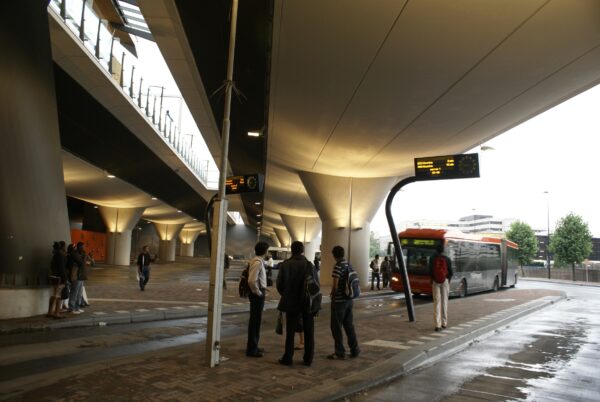 Busstation onder Bijlmer: overzicht.
