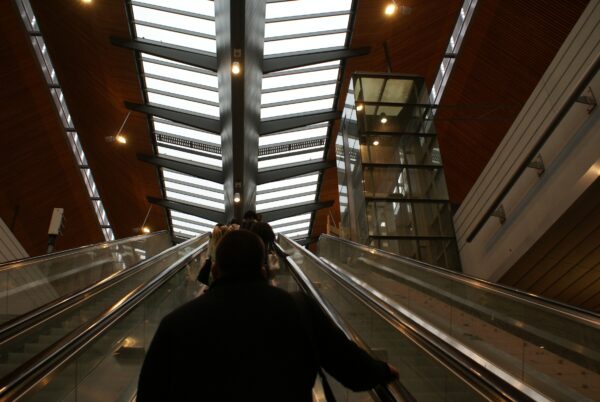 Roltrap naar treinen bij Bijlmer.