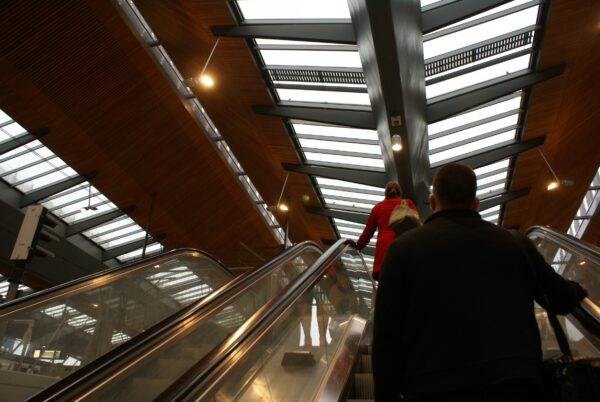 Roltrap naar perrons Bijlmerstation.