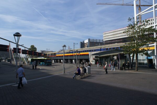 Busstation bij NS-station Leiden.