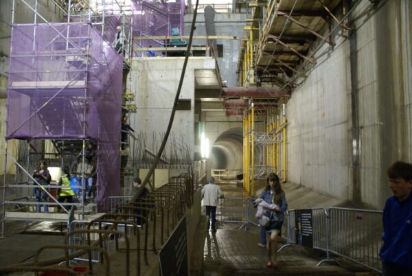 Vloerstation Rokin: 14 delen, 3m dik, 18m lang, 25m breed.