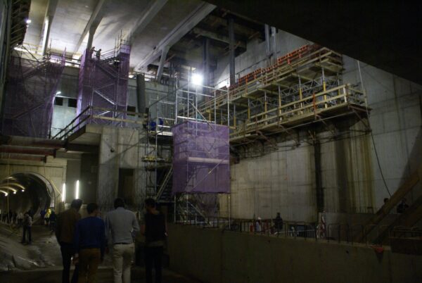 Metrostation Rokin: perron (130m) en trein (116m).