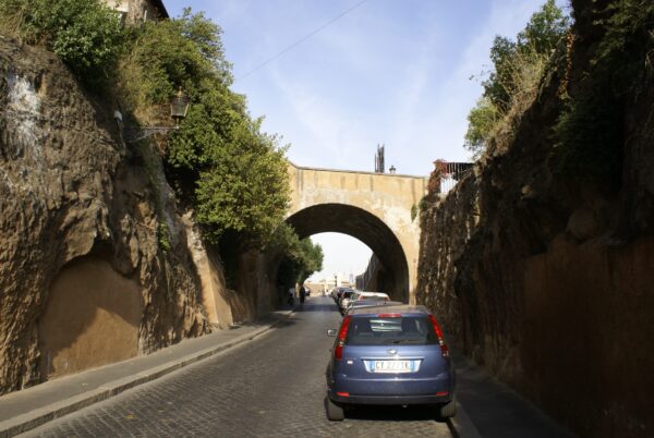 Romeins steegje met oude gebouwen.