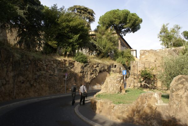 Romeins steegje met oude gebouwen.