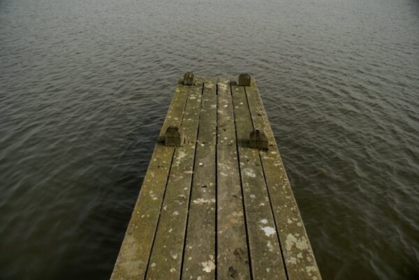 Houten steiger op water.