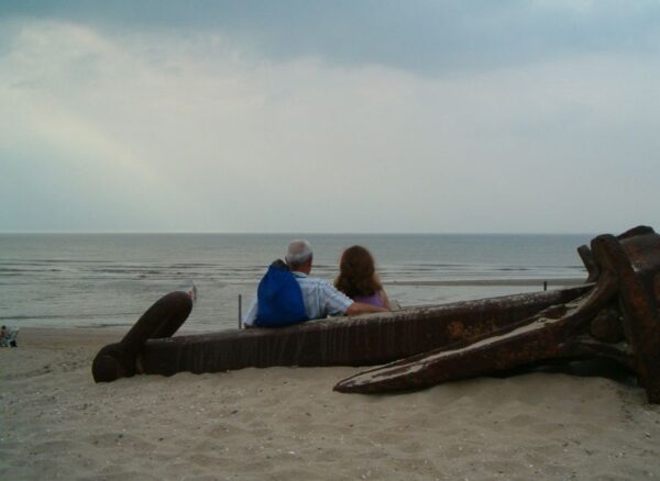 Kijkend stel bij anker op zee.