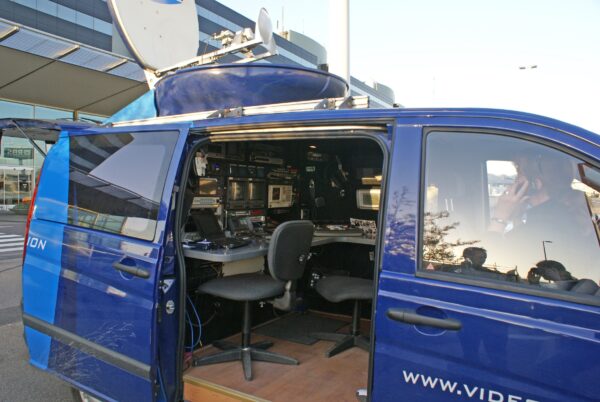 Straalwagen RTL Nieuws op Schiphol.