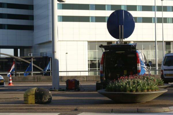 Straalwagen en generator voor nieuwsuitzending.