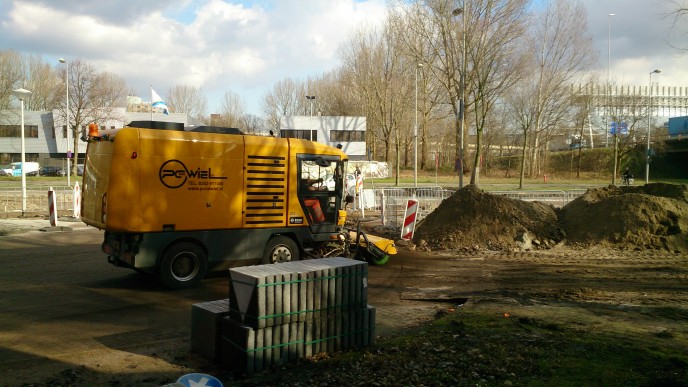 Straatveger tijdens wegwerkzaamheden