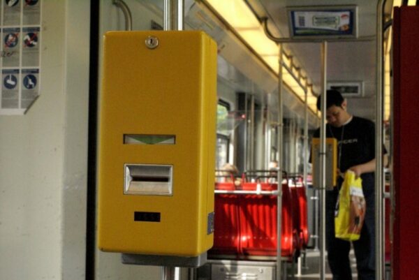 Man stempelt kaartje af in Amsterdamse metro.