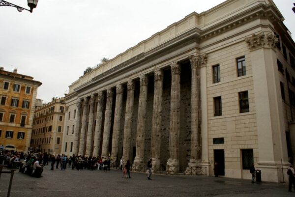 Tempel van Hadrianus in Rome, oktober 2008.