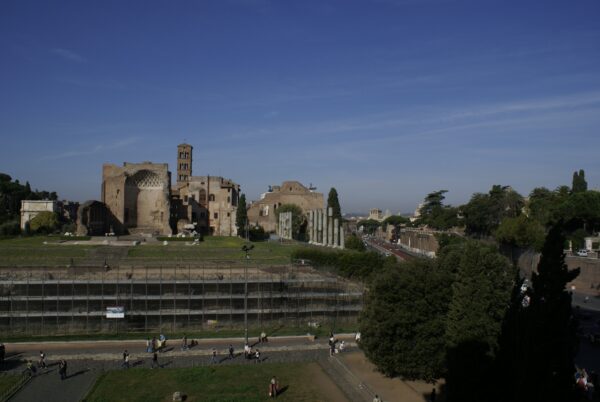 Tempel Venus Rome, gezien vanaf het Colosseum.