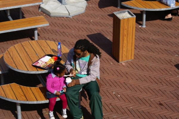 Vader geeft dochter ijs.