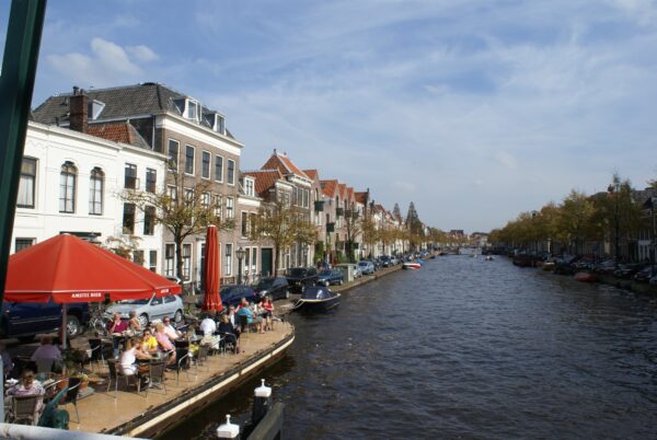 Terras aan Oude Vest, uitzicht op Leiden.