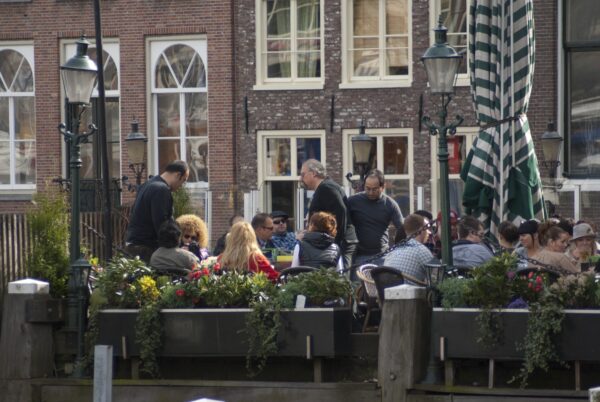 Terrasje aan de Oudebrugsteeg, Amsterdam.
