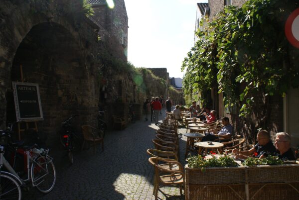 Terras aan stadsmuur, Lang Grachtje Maastricht.