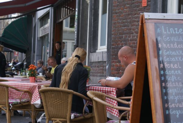 Man en vrouw op terras Markt Maastricht.