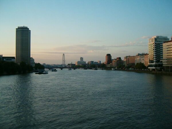 Theems bij Vauxhall Bridge, Londen.