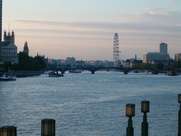 Theems met London Eye op de achtergrond.