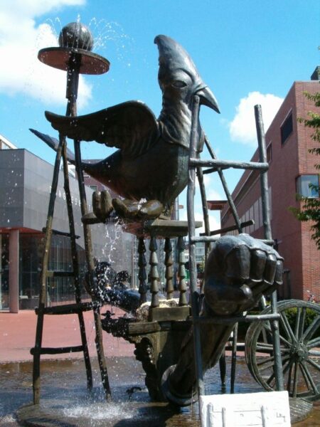 Karel Appel fontein, abstracte cobra.