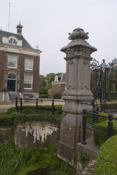 Toegangsbrug Oostermeer met hek en landhuis.