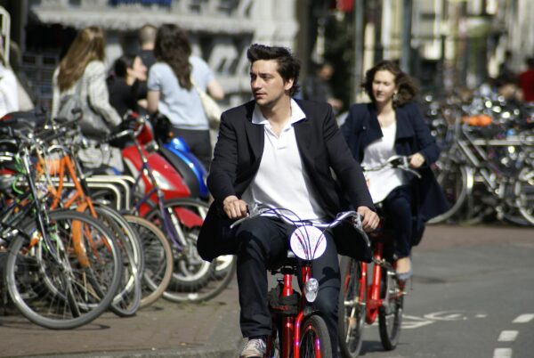 Toeristen huren fiets bij MacBike, Amsterdam.