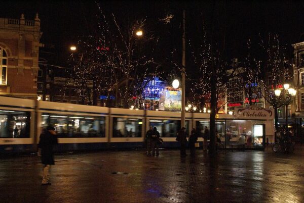Tram rijdt op Leidseplein, Amsterdam.