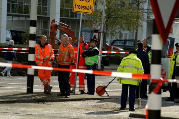 Tram weggesleept, sporen zijn uitgefreesd.