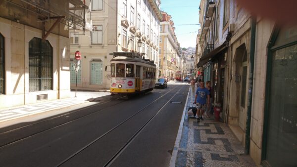 Tram rijdt door Lissabon.