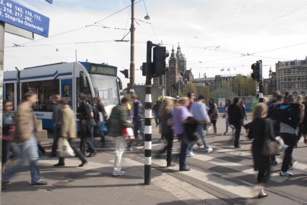 Tramlijn 1 wacht op voetgangers op de Prins Hendrikkade.