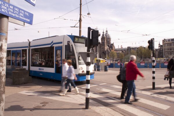 Tramlijn 1 wacht op voetgangers op de Prins Hendrikkade.