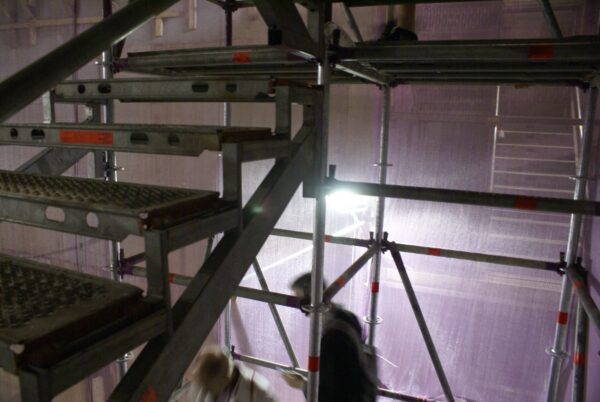 Tijdelijke trap tegen muur.