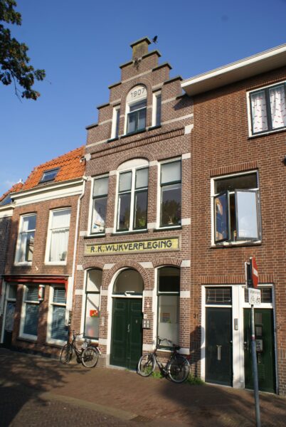 Trapgevelgebouw Wijkverpleging Leiden.