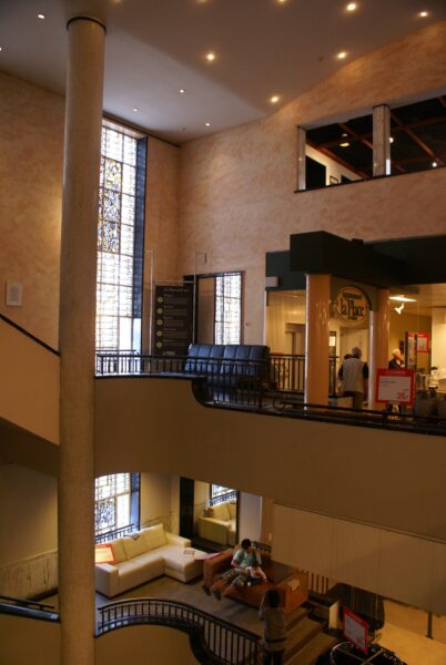 Trappenhuis V&D Leiden.