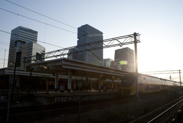 Trein op Station Zuid, Zuidas met ABN-Amro.