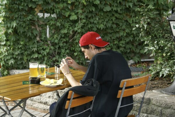 Toerist drinkt bier in Berlijn.