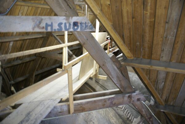 Gewelven en dak St. Urbanuskerk, scheuren door verzakking.