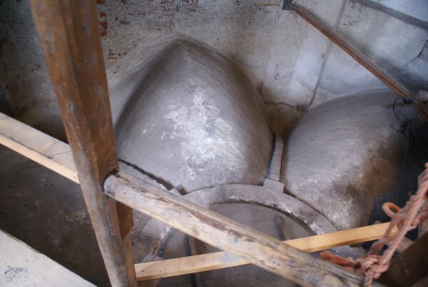 Gewelven en dak St. Urbanuskerk, scheuren door verzakking.
