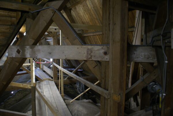 Gewelven en dak St. Urbanuskerk, scheuren door verzakking.