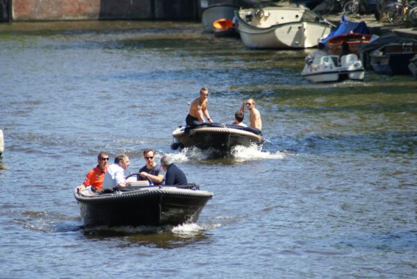 Twee bootjes op de Prinsengracht, Amsterdam.